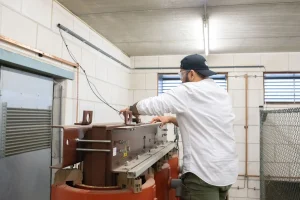 Man positioneert Oktogrid sensoren