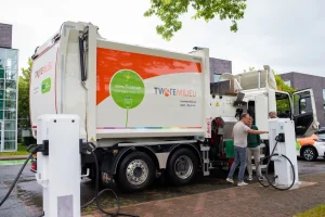 Elektrische vuilniswagen van Twente Milieu wordt opgeladen bij DC laadstation The Green Box Hengelo