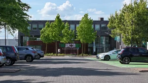 The Green Box hoofdingang met AC & DC laadpunten