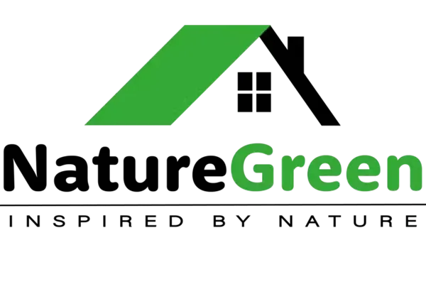 NatureGreen logo met groen dak, zwart huis pictogram en tekst "INSPIRED BY NATURE" - duurzaam wonen concept