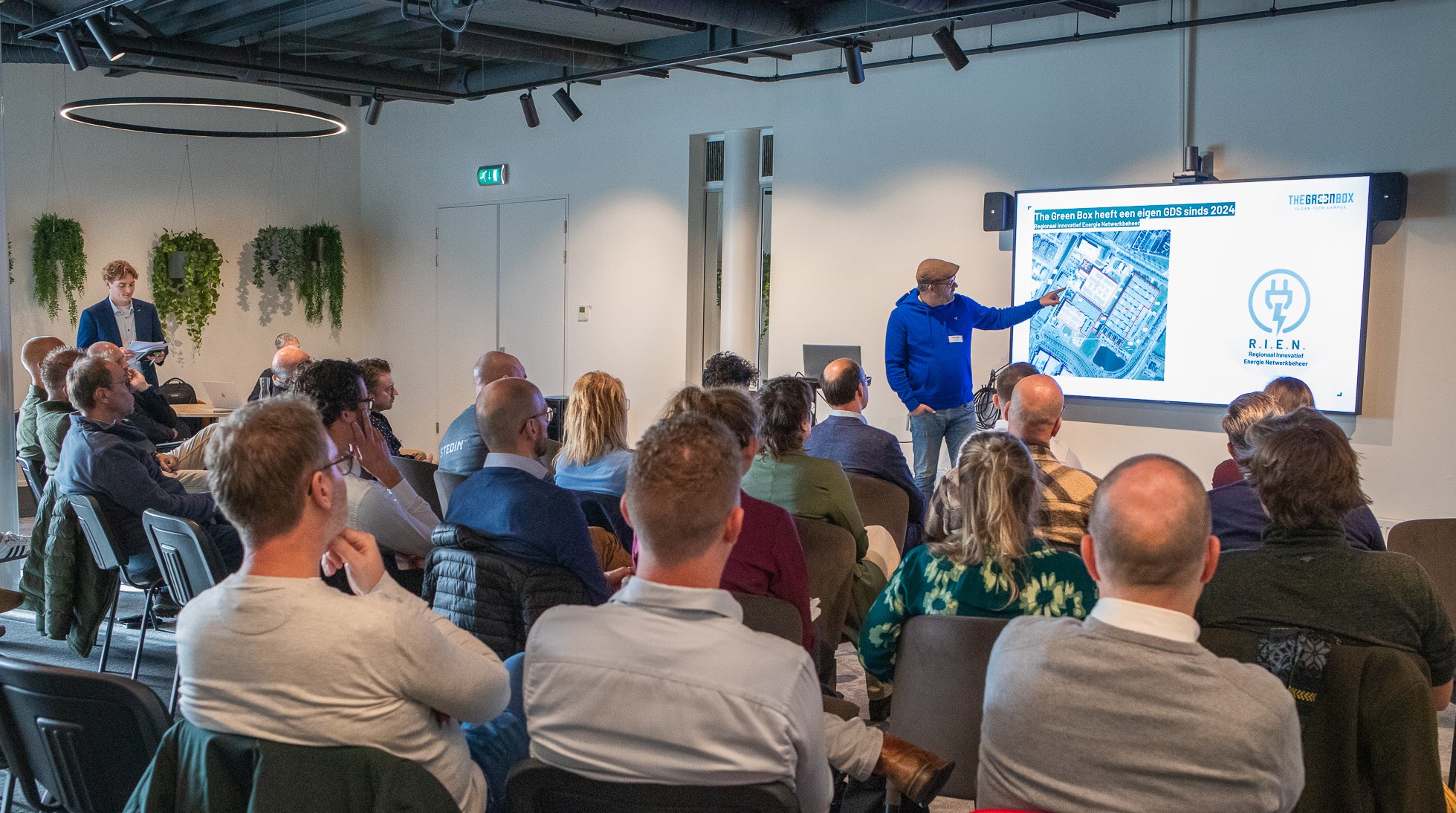 Presentatie bij The Green Box over R.I.E.N., Regionaal Innovatief Energie Netwerkbeheer, voor een groep professionals.